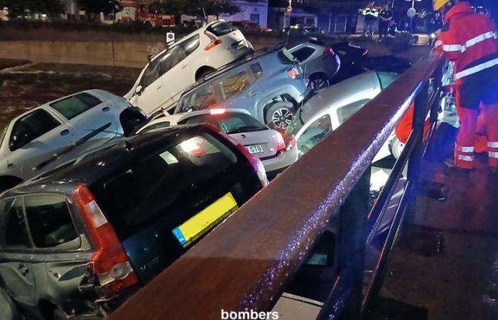 VIDEO. Un fiume scorre impetuoso lungo la strada, una trentina di auto trasportate al porto… Immagini scioccanti dei temporali a Cadaqués