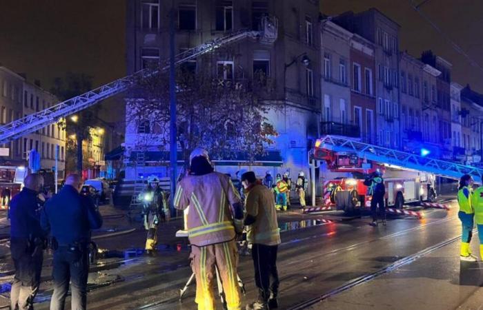 Tre morti in un grave incendio a Bruxelles (video)