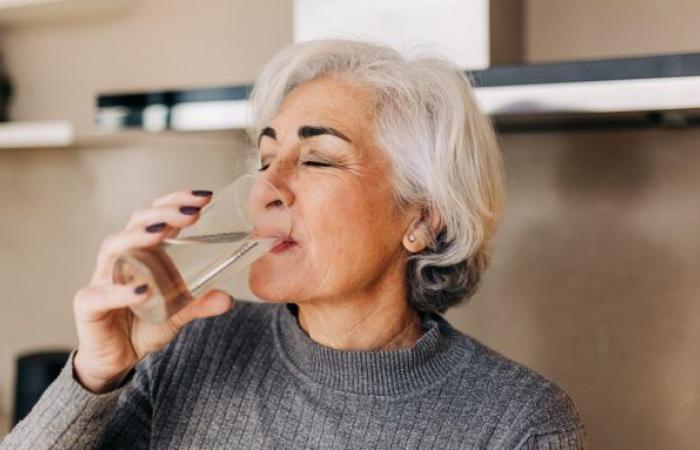 Questa donna ha bevuto 2,5 litri di acqua al giorno per 1 settimana ed ecco gli effetti sorprendenti che ha notato