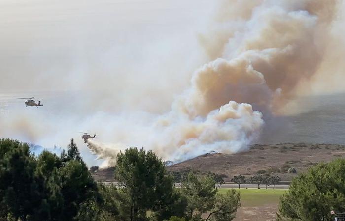 Un incendio vicino a Los Angeles infuria dopo l'evacuazione di 10.000 persone