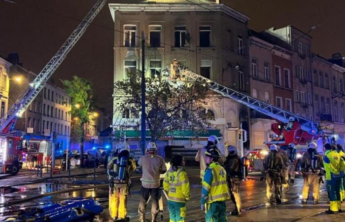 tre persone sono morte nell’incendio di un edificio, “hanno tentato di scappare attraverso le scale”