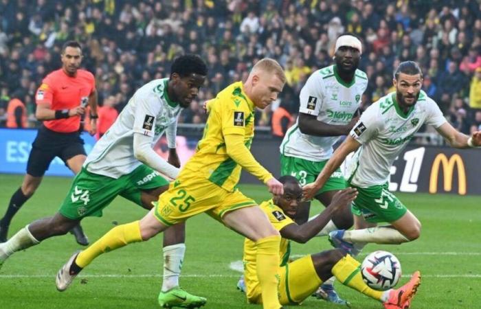 RC Lens – FC Nantes. Il gruppo del Nantes con un'assenza dell'ultimo minuto