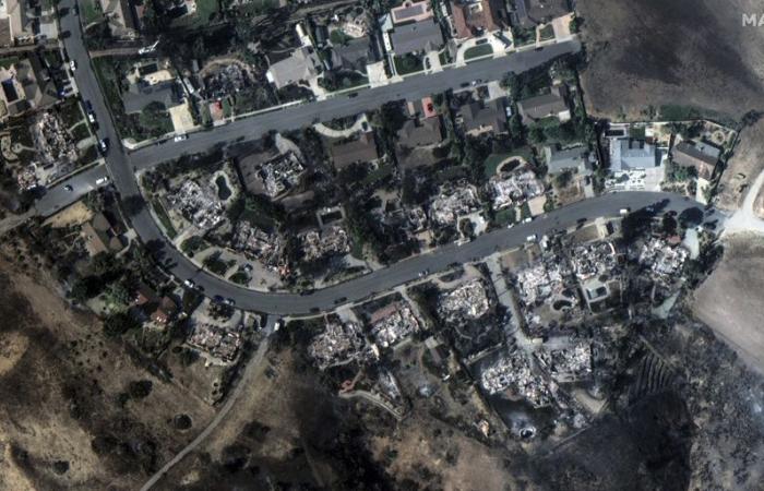 I vigili del fuoco guadagnano terreno di fronte a un grande incendio vicino a Los Angeles