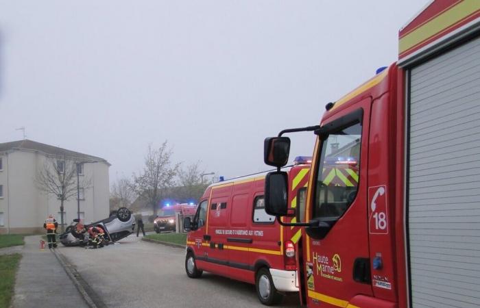 nel bel mezzo di un quartiere residenziale, il veicolo finisce sul tetto