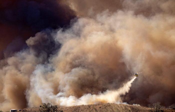 I vigili del fuoco guadagnano terreno in un incendio distruttivo vicino a Los Angeles