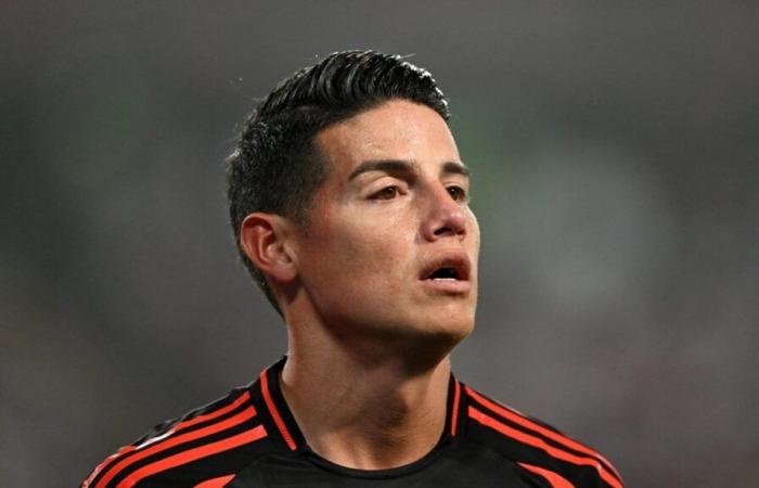 L’immagine triste di James Rodríguez in panchina mentre la sua squadra perde per tre gol: “questo non è solo triste, è un insulto”