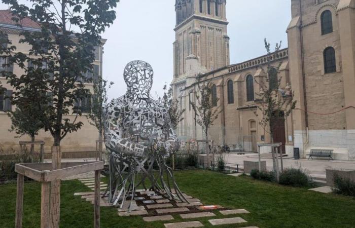 L'artista Jaume Plensa installa una statua monumentale nel cuore di Valencia