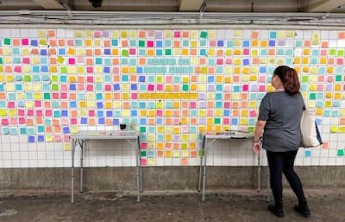 [PHOTOS] Elezione di Donald Trump: torna la “terapia post-it” nella metropolitana di New York