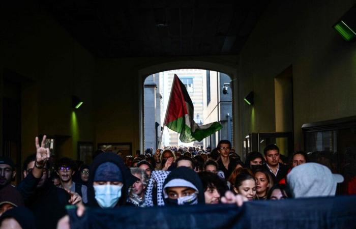 Graffiti e slogan ostili dei manifestanti filo-palestinesi per protestare contro l’arrivo di Yaël Braun-Pivet all’Università di Lione-III