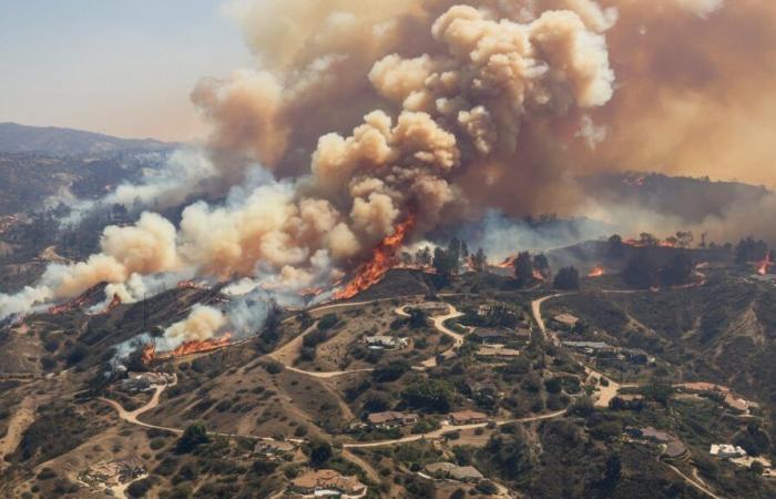 Progressi dei vigili del fuoco contro il devastante incendio vicino a Los Angeles