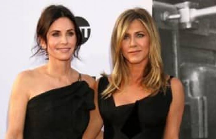 Jennifer Aniston ha portato a casa i vestiti da Friends per mantenere l'inglese ｜ BANG Showbiz