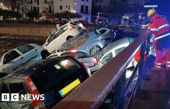 Nuove inondazioni in Spagna spazzano via decine di auto vicino a Girona