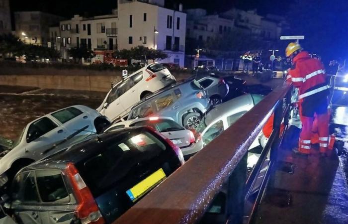 In Spagna, le auto sono state travolte e sepolte sotto un ponte dopo forti piogge