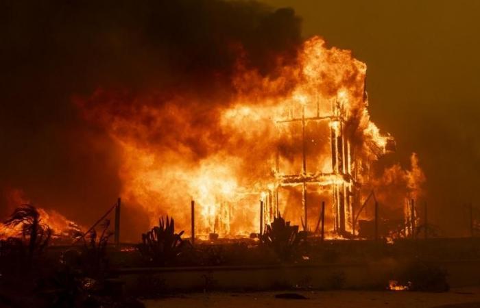 Un vasto incendio distrugge decine di case in California – rts.ch