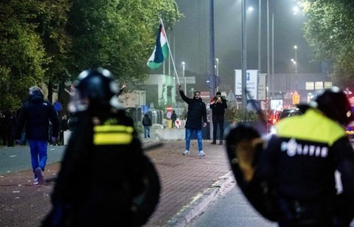 Violenze, arresti, rimpatrio dei tifosi israeliani: cosa è successo dopo una partita di calcio ad Amsterdam