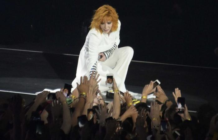 “La regina Mylène Farmer è qui! »… La cantante sorprende i suoi fan alla proiezione di “Nevermore” al Grand Rex