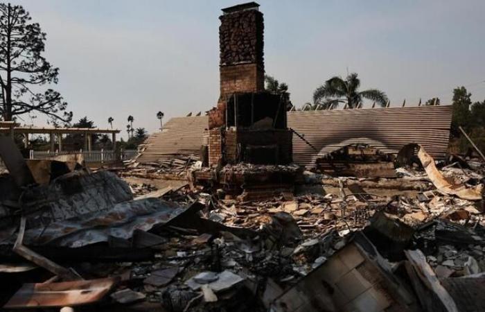 NELLE IMMAGINI. Paesaggi di desolazione e l'avanzata dei vigili del fuoco di fronte all'incendio vicino a Los Angeles