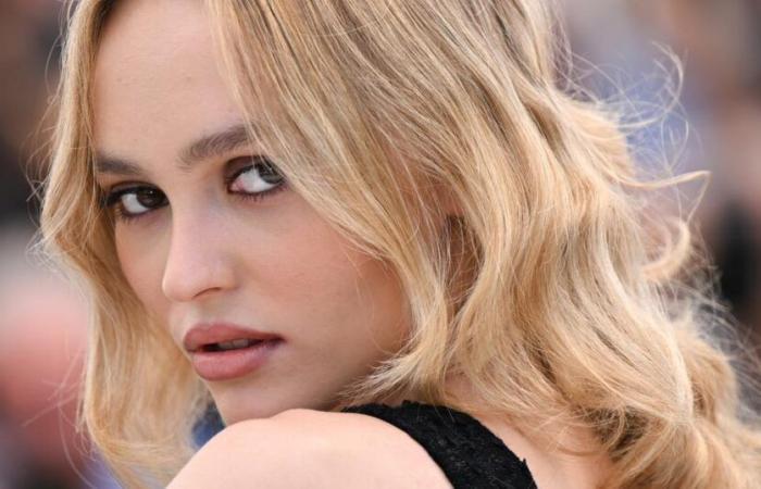 Lily-Rose Depp osa l'abbinamento ballerina-calzino per le strade di Los Angeles