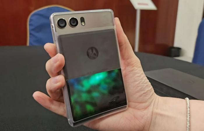 Motorola deposita il brevetto per il display arrotolabile dello smartphone con doppio sensore di impronte digitali