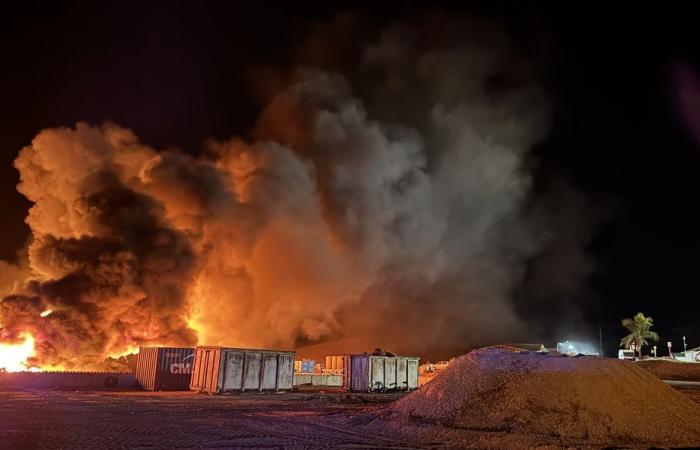 Video. Un imponente incendio ha distrutto 3.000 m² di rifiuti indifferenziati presso l’Ecopôle Colibri, provocando rischi di fumi tossici.