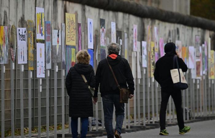 35 anni dopo la caduta del muro di Berlino, questi tedeschi condividono i loro ricordi in un mini-studio installato su una cargo bike