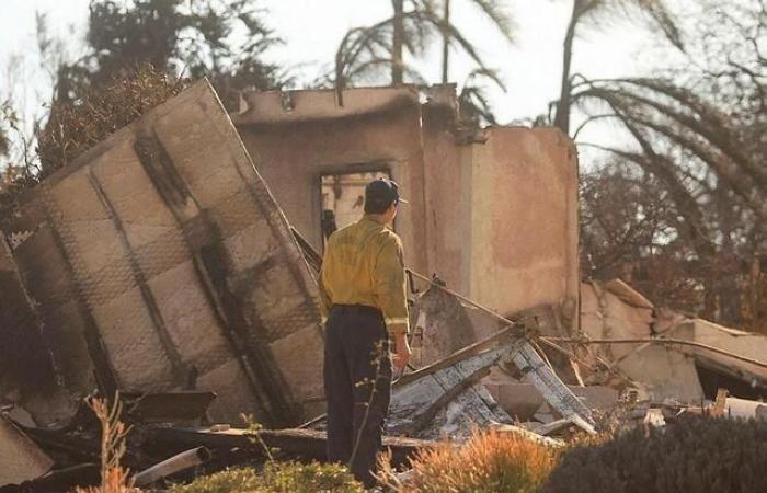 NELLE IMMAGINI. Paesaggi di desolazione e l'avanzata dei vigili del fuoco di fronte all'incendio vicino a Los Angeles