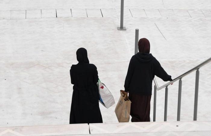 un insegnante schiaffeggiato da uno studente a causa di un abaya