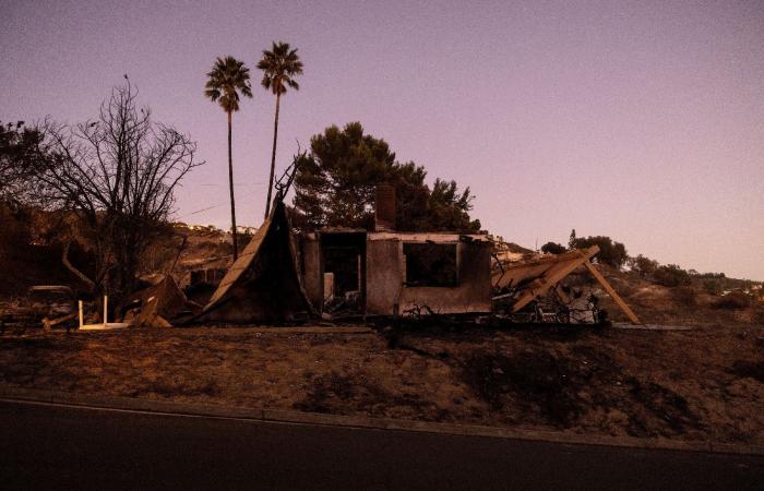 I vigili del fuoco guadagnano terreno in un incendio distruttivo vicino a Los Angeles