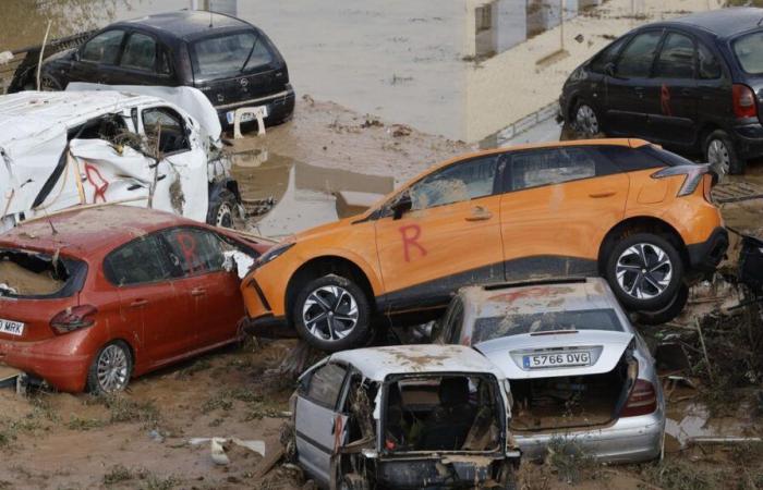 Immagini scioccanti in Catalogna! Una trentina di auto alla deriva a Cadaqués a causa delle piogge torrenziali