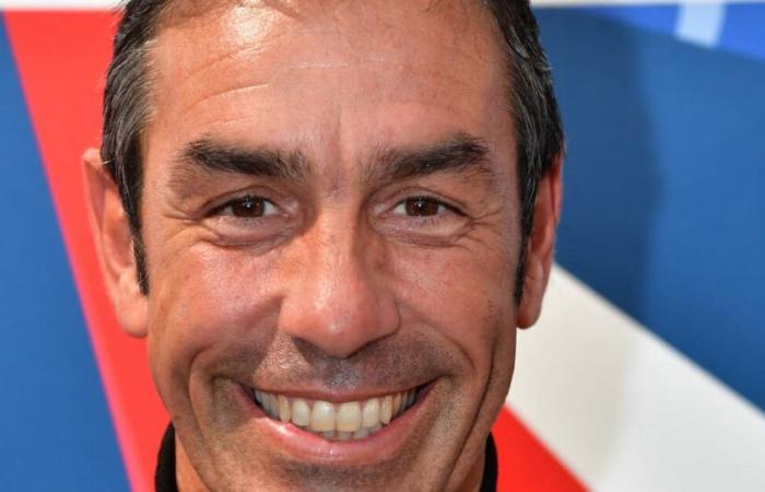 Dopo il divorzio, Robert Pirès festeggia il compleanno di suo figlio Théo (16 anni), un bel ragazzo alto quasi quanto lui!