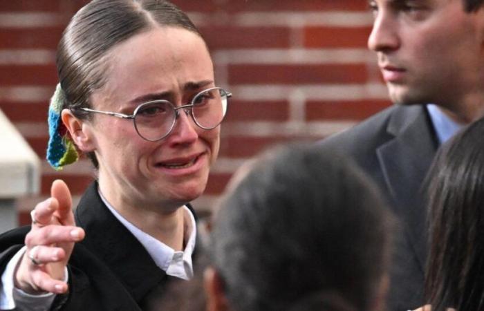 le lacrime di Ella Emhoff, nuora di Kamala Harris, dopo il suo discorso sulla sconfitta