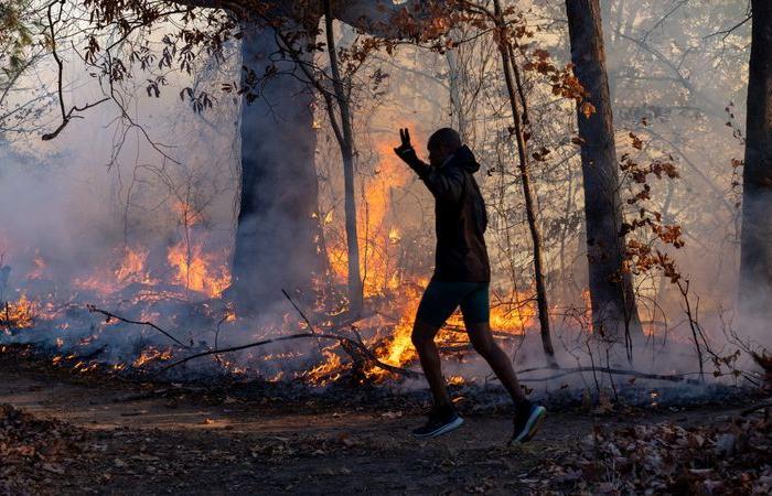 Un incendio vicino a Los Angeles infuria dopo l’evacuazione di 10.000 persone