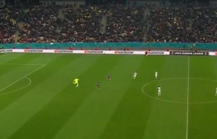 L'incredibile gol gag della Steaua Bucarest contro il Midtjylland