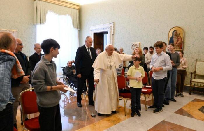 Il Papa: Vicinanza a chi soffre, con un gesto gratuito o uno sguardo sincero