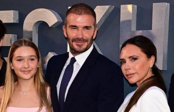 Victoria Beckham vince il titolo di “donna dell’anno” ereditato dalla figlia Harper