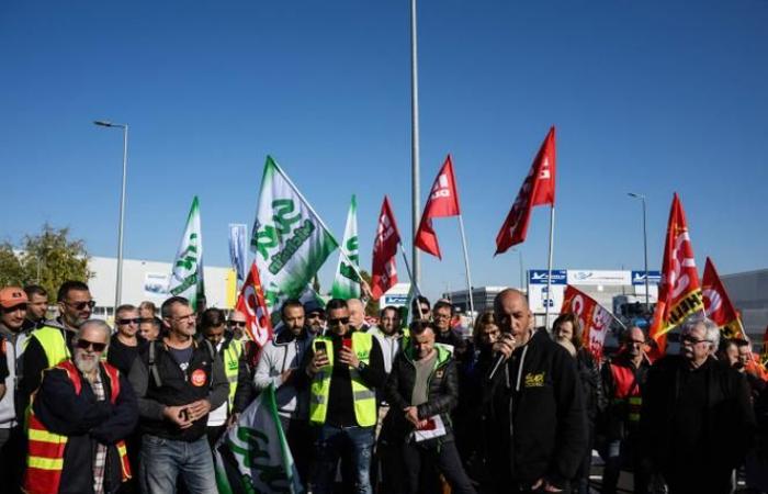 centinaia di manifestanti contro la chiusura delle fabbriche di Cholet e Vannes, insultato il ministro dell'Industria