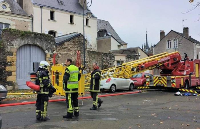 Un incendio in una casa in vendita ad Angers mobilita una ventina di vigili del fuoco