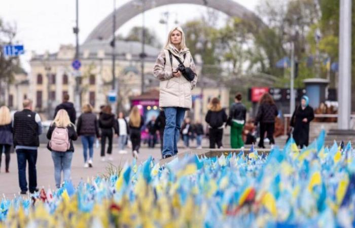 Omaggio a Kiev a due soldati che si innamorarono e morirono insieme al fronte