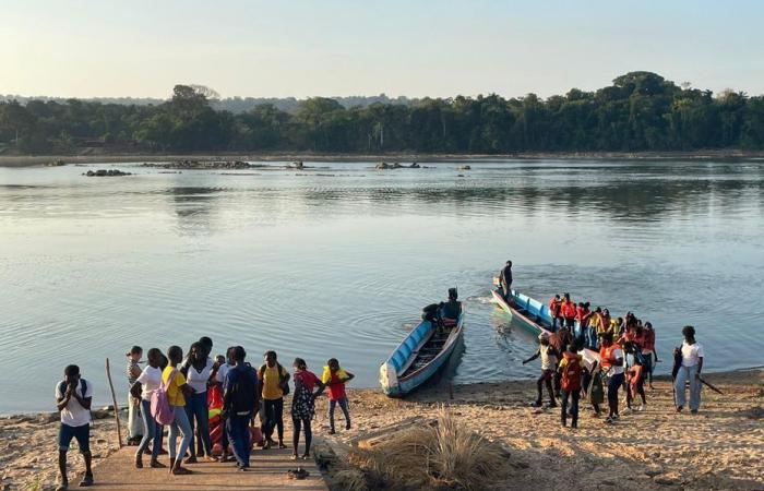 gli studenti della scuola media Papaïchton alle prese con il caldo e le difficoltà dei trasporti