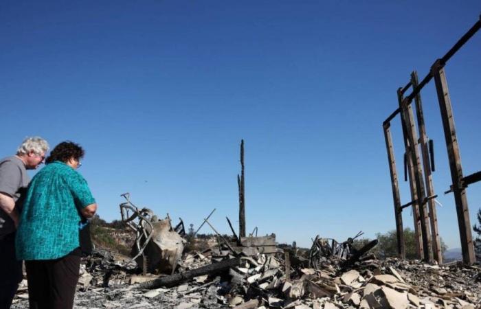 NELLE IMMAGINI. Paesaggi di desolazione e l’avanzata dei vigili del fuoco di fronte all’incendio vicino a Los Angeles