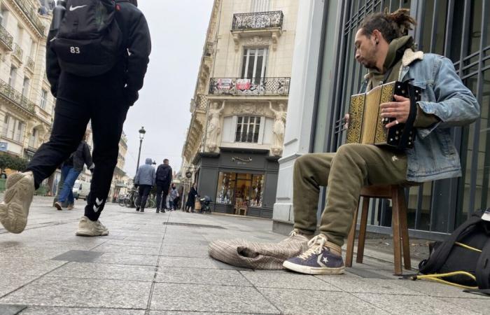 Con la sua fisarmonica, Romain anima ogni giorno rue de la République a Orléans