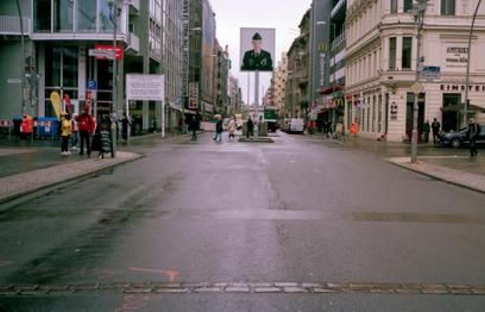 Sulle tracce dei frammenti del Muro di Berlino, trentacinque anni dopo la sua apertura