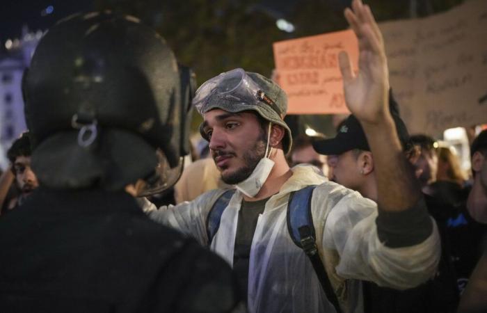 “Assassini, assassini!” »… “130.000 persone” manifestano a Valencia dopo le inondazioni