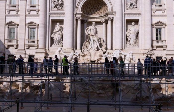 inaugurazione di una passerella che attraversa la Fontana di Trevi durante la sua ristrutturazione