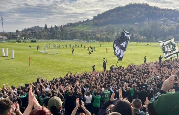 3.000 tifosi del Saint-Etienne all'ultimo allenamento della loro squadra prima del derby di Lione (Saint-Etienne)