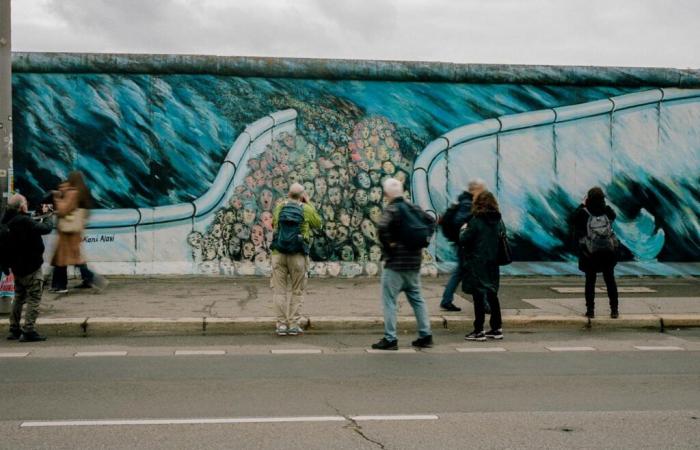 Sulle tracce dei frammenti del Muro di Berlino, trentacinque anni dopo la sua apertura