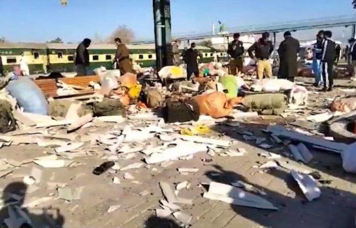 In Pakistan: un’esplosione in una stazione ferroviaria uccide più di venti persone