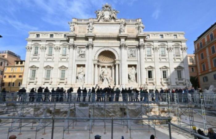 Inaugurata una passerella sopra la Fontana di Trevi a Roma: Novità