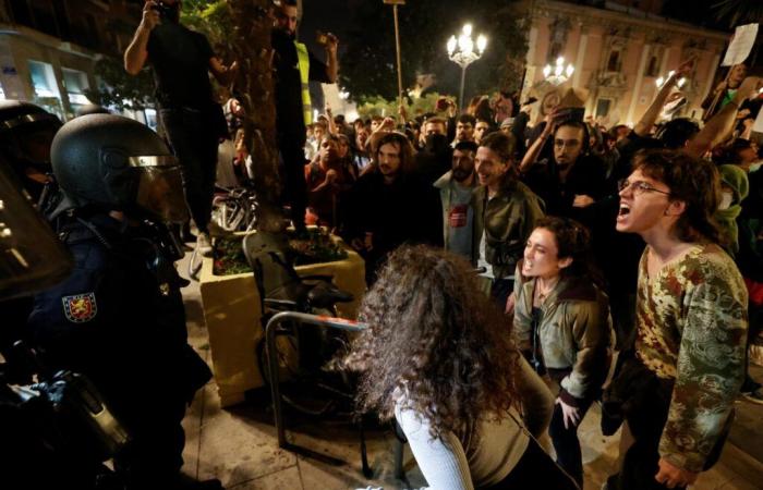 In Spagna decine di migliaia di manifestanti denunciano la gestione delle inondazioni