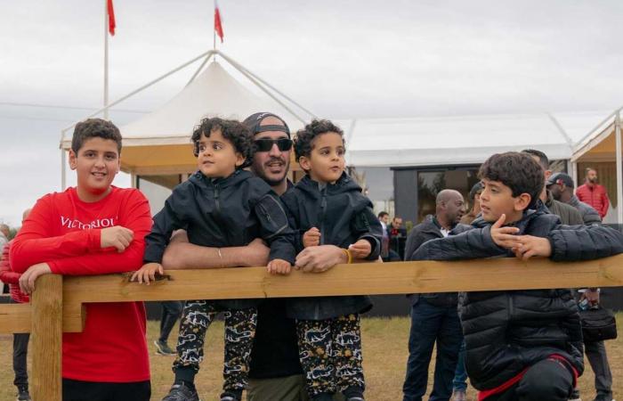 il figlio del re tocca i suoi seguaci con suo figlio